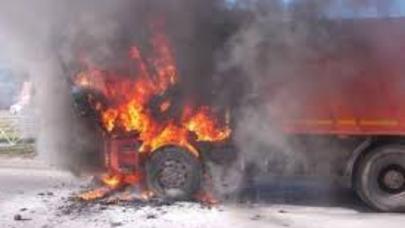 Bakıda yük avtomobili yanıb